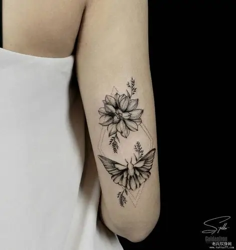手臂黑灰花卉蝴蝶纹身图案