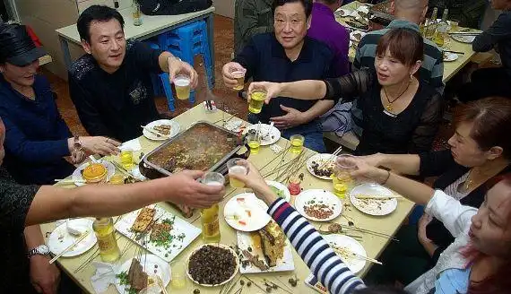 桌子上喝酒,一旦酒桌上遇到以上三种人,相信没有人会吃饭吃的心安理得