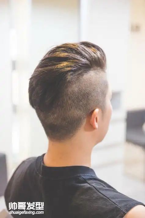 男生两边头发怎么剪好看两侧剃光的背头卷发