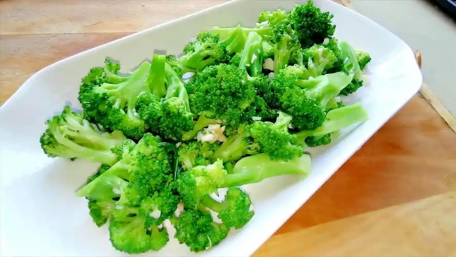 家常版凉拌西兰花好吃有窍门无油美味又健康减肥朋友的首选