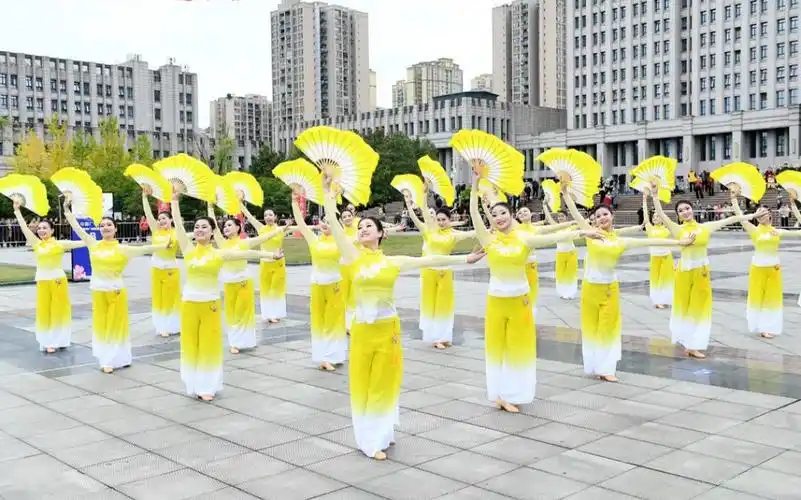 视频| 欢跃起舞 2023重庆市广场舞第三片区展演举行-华龙网