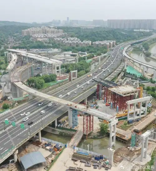 开建啦～】6月1日下午,建宁西路过江通道横跨江北大道主线桥开始顶推