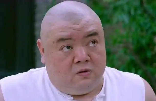 猪八戒谢宁转行摆地摊免费送水果求关照网友接地气