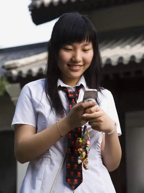 东方人,头发,一个人,学生,站,笑,打电话,微笑,露齿笑,竖图,室外,白天