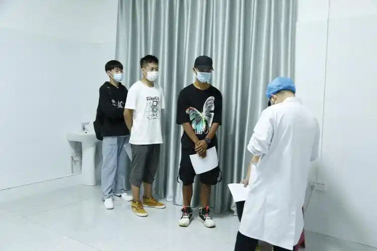 罗平板桥镇37名应征青年进行征兵体检