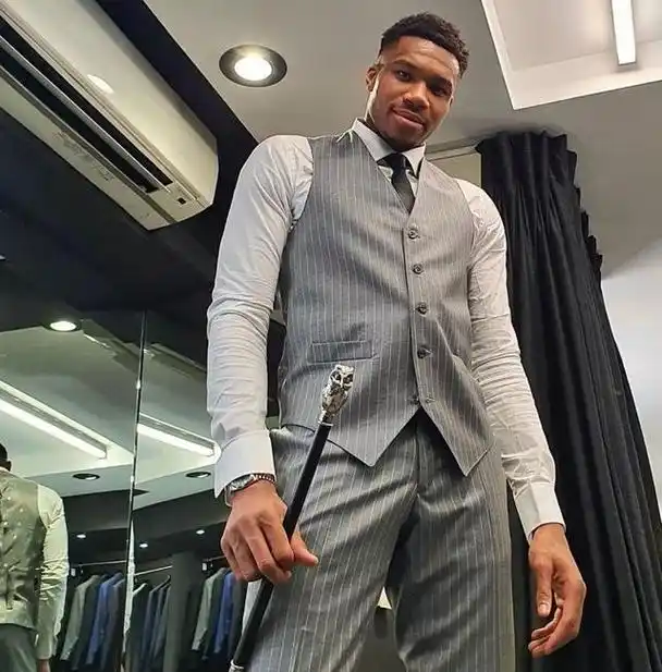 字母哥晒身着西装照:有《浴血黑帮》内味儿了|阿德