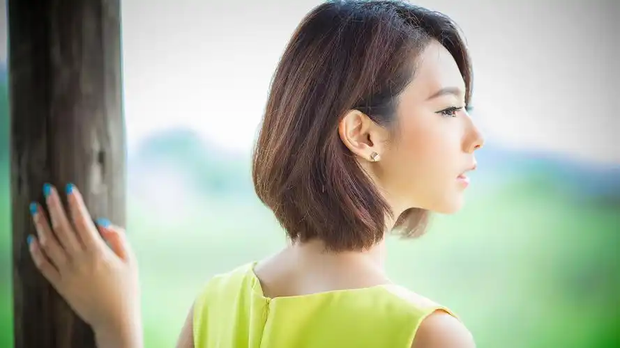 短发气质美女桌面壁纸图片下载7