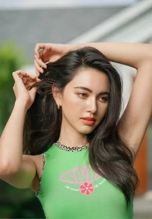 纤腰美腿的神仙颜值泰国混血女星被封第一神颜