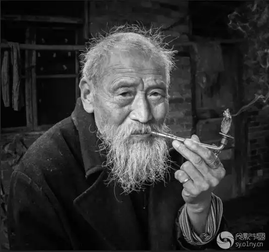 抽烟的老者.jpg