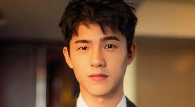 刘昊然剧中抽烟画面曝光,熟练演技引网友剧情所需调侃热议