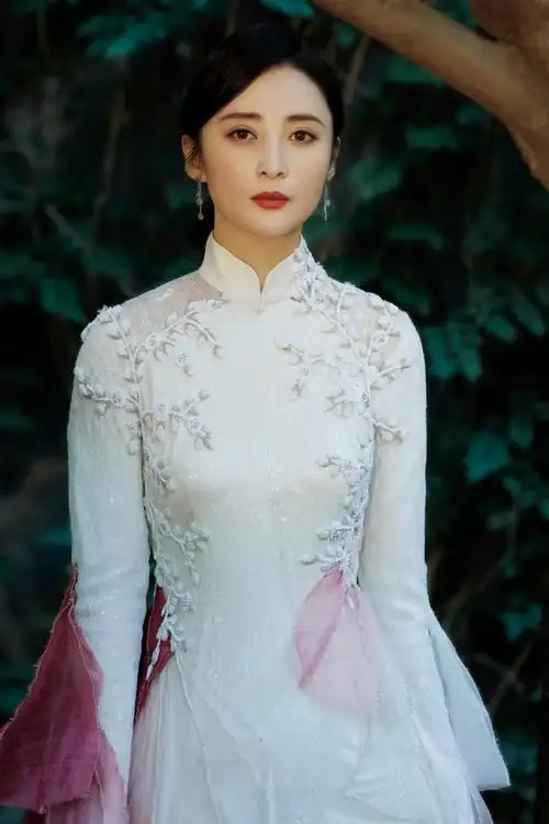 晚会状态##蒋勤勤唱但愿人长久好美#蒋勤勤中秋晚会一身旗袍好漂亮,新