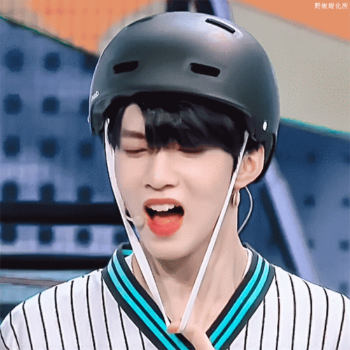 刘耀文[超话]##刘耀文 目光磁石# 🐺#刘耀文双向温柔#   "春嫉哪