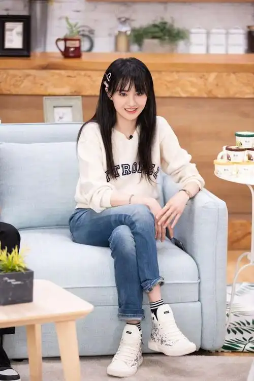 郑爽终于胖了,穿黑色紧身裤不再是"竹竿腿",配t恤简约甜美