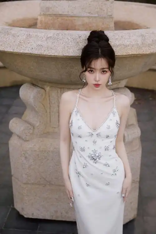 虞书欣白色露背钉珠礼服裙