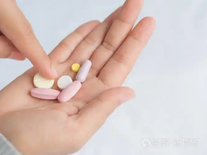 特写女人手抱着一颗药丸.医疗保健, 医疗补充概念