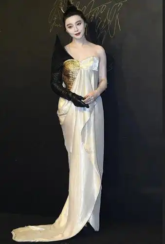 范冰冰红毯照流出,高定礼裙穿出廉价感,笑着也没有以前的精气神_腾讯