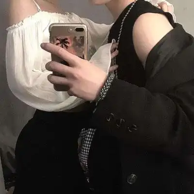 很脏很污情侣头像图片 在床上扯领带 - 情侣头像 - 潮人个性网