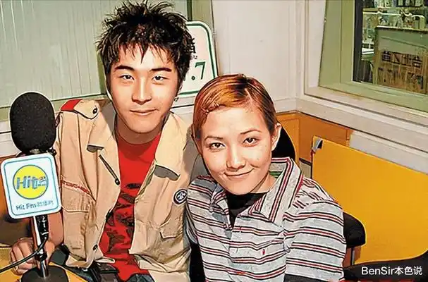 在最难的那几年,范晓萱频繁自残自杀,她当时的男友周俊伟始终陪在身边