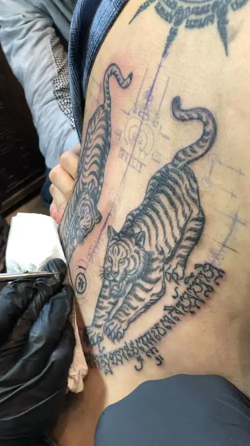 缝纫机一样的速度,泰国刺符阿赞彪师傅,代表泰国顶尖刺符纹身手法