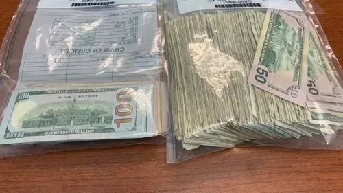 美国运钞车掉17万美元现金遭路人哄抢只找回4000多