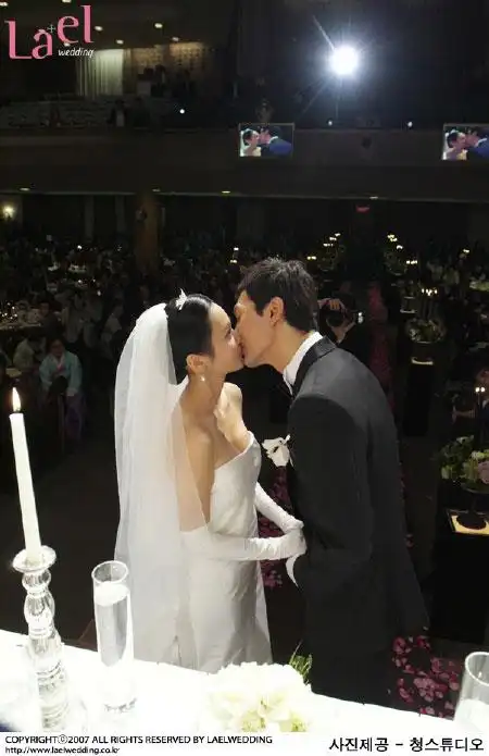 图文:韩国女星秋尚美婚礼--一吻定情