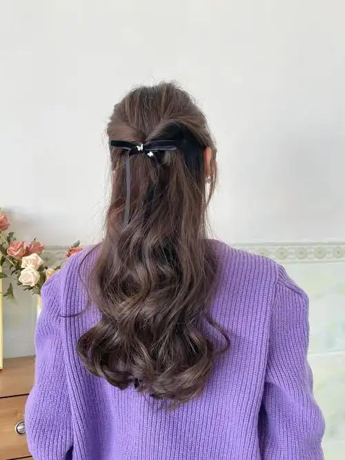 近期66615款纹理感卷发半扎发发型以送达