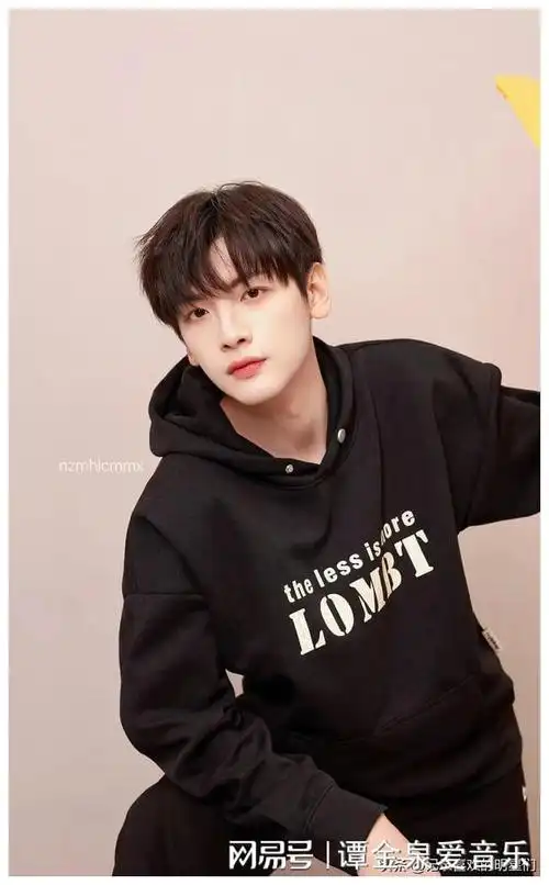 别看翟潇闻很瘦,人家可不瘦,有腹肌有肌肉哦,平时喜欢运动健身,身材