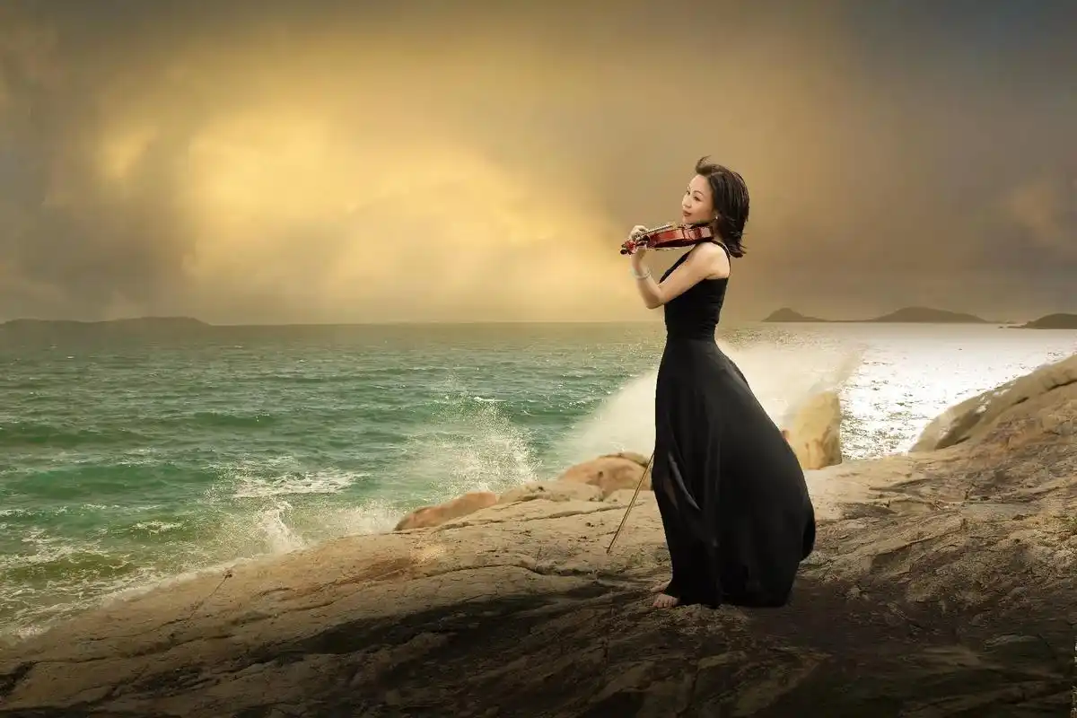 懂你,无需千言万语.#拍照#写真#小提琴#海边@护士摄影 @ - 抖音