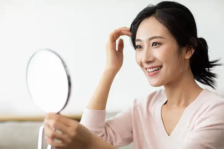 女人照镜子图片