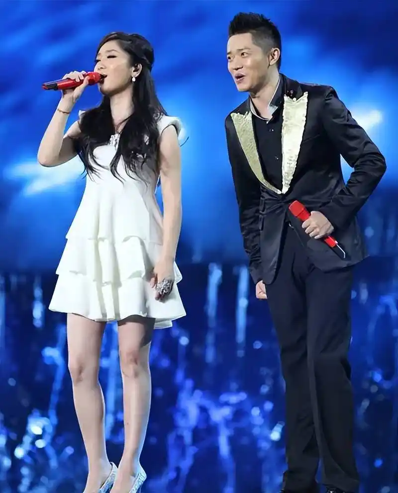 原创24年后再看凤凰传奇曾毅玲花的境遇才明白五五分账的重要性