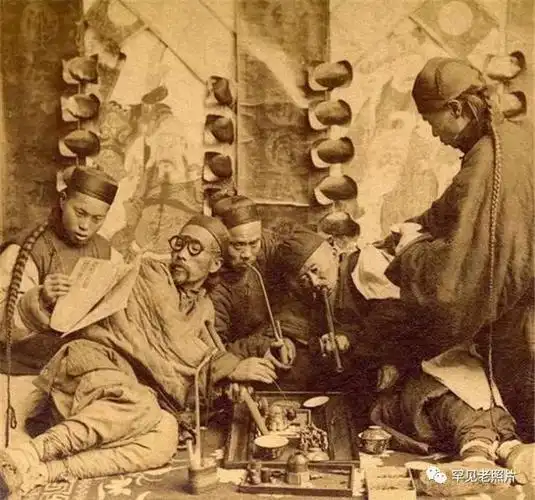 晚清民众吸食鸦片的罕见照片