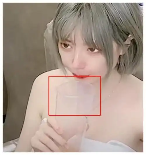 照片里的咬米不能说和平时一模一样,可以说是毫不相关.