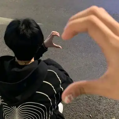 情侣比心手势情侣头像图片大全