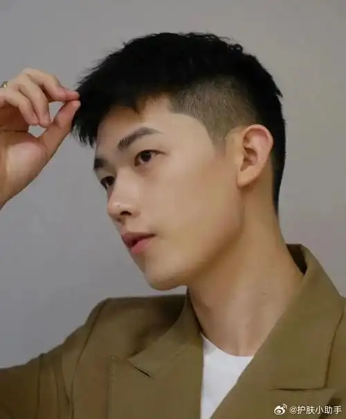 03 清爽碎短发这款短发,干净利落的形象,给人一种清新的少年气息.