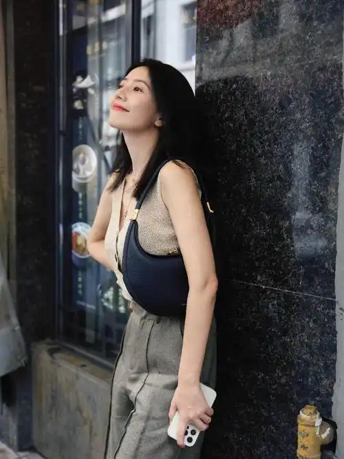 高圆圆一直秉持健康的生活方式,这也是她保持青春和自信的秘诀之一.