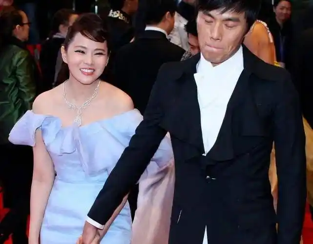 秦昊老婆跑韩国打水光针,56岁伊能静满脸针眼,感慨:真的很痛