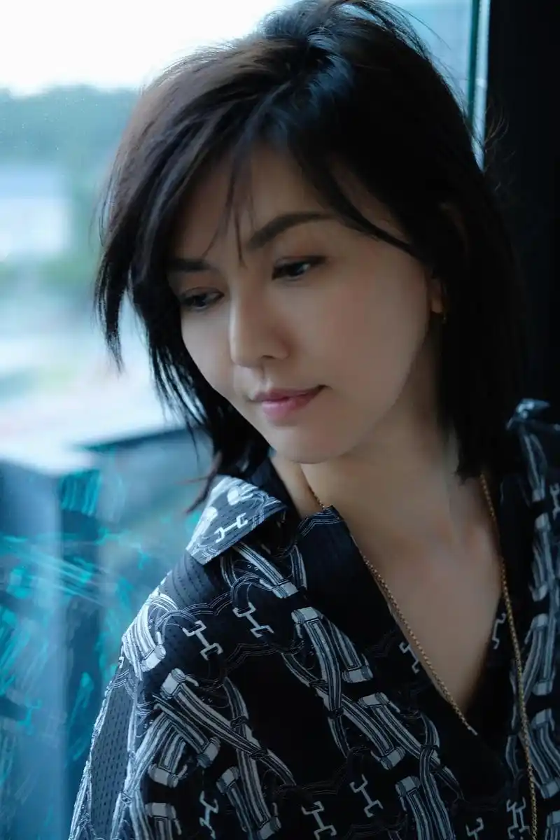 组图:孙燕姿穿黑色印花套装现身线上见面会 笑容率真温柔十足