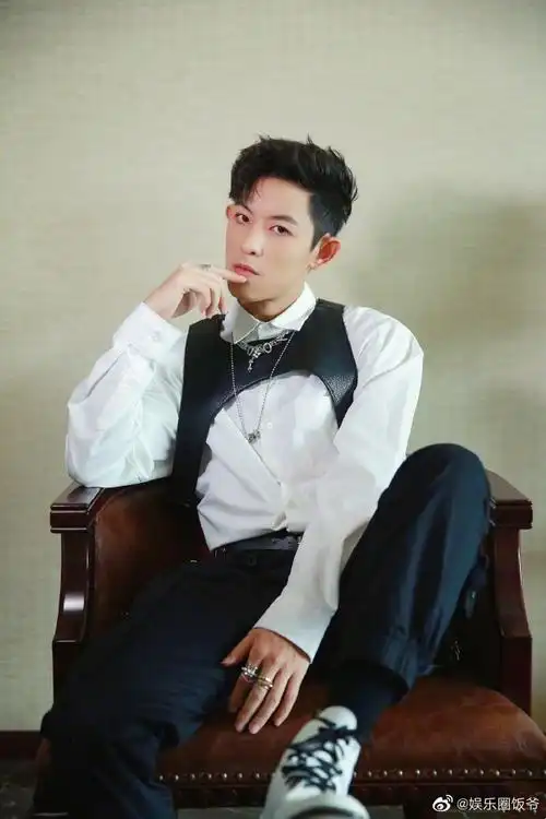 敖犬超话#敖犬##敖犬1030生日快乐#他长着一双独特的耳朵,阳光帅气