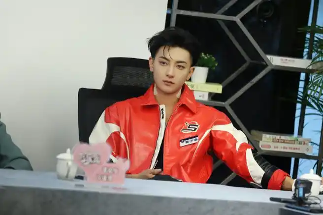 黄子韬超话#黄子韬萌探2024#职场风云,扑朔迷离,打工人"黄子涵"@ace