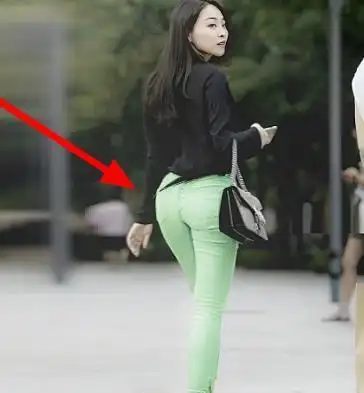 妹子你这出门咋还自带个小尾巴出门不检查吗真尴尬