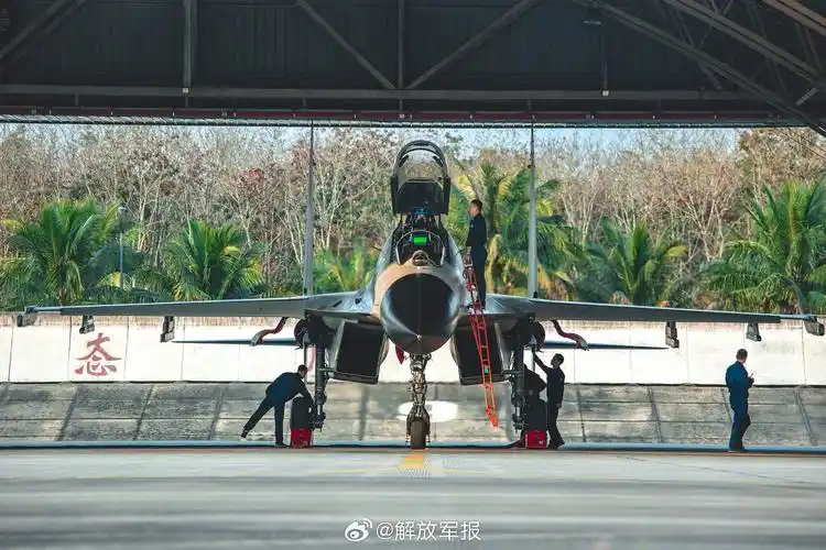 南部战区海军航空兵某旅开展多课目飞行训练