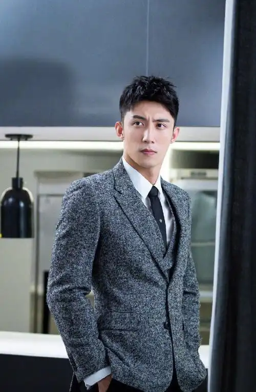 内娱有自己统治区的演员#@johnny黄景瑜  什么7175西装也是