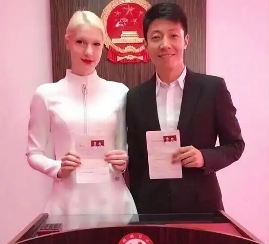 撒贝宁一家游千岛湖,龙凤胎骑爸妈脖子上,儿子正脸曝光像爸爸