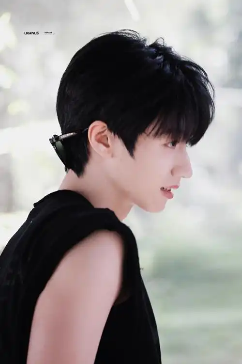 朱志鑫反戴墨镜