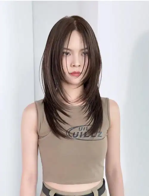 层次感明显:长发高层次发型最显著的特点就是层次分布明显,上侧头发