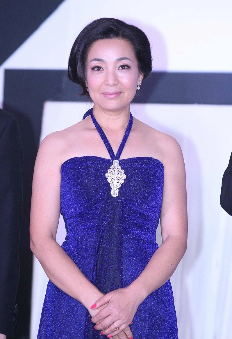 原创戴春荣自带皇后娘娘气势穿礼服裙贵气又优雅倍有阔太太范