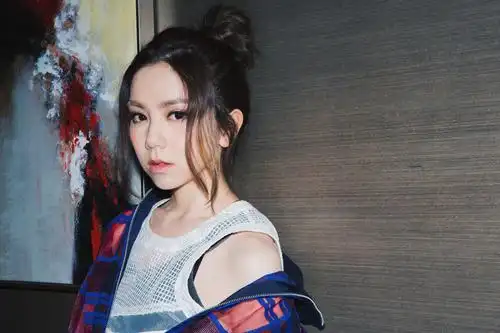 邓紫棋儿时嘟嘴卖萌与长大后的嘟嘟嘴,仙范儿十足,宛如可爱与灵动的