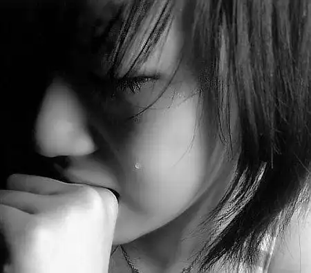 要一个哭泣的悲伤的女生头像