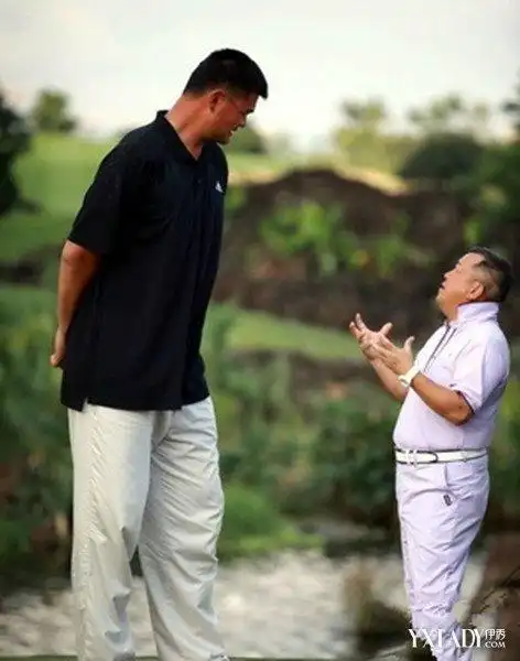 【图】姚明与潘长江合照 大爆料两人亲密无间的合照