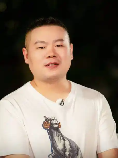 "带着黑框眼镜的小岳岳认真工作的样子很帅气哦,在不见面的日子里我们